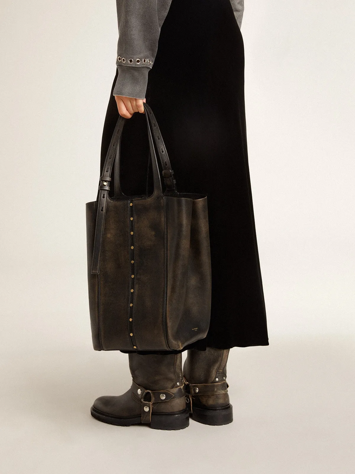 24/7 Bag in black distressed leather with adjustable handles