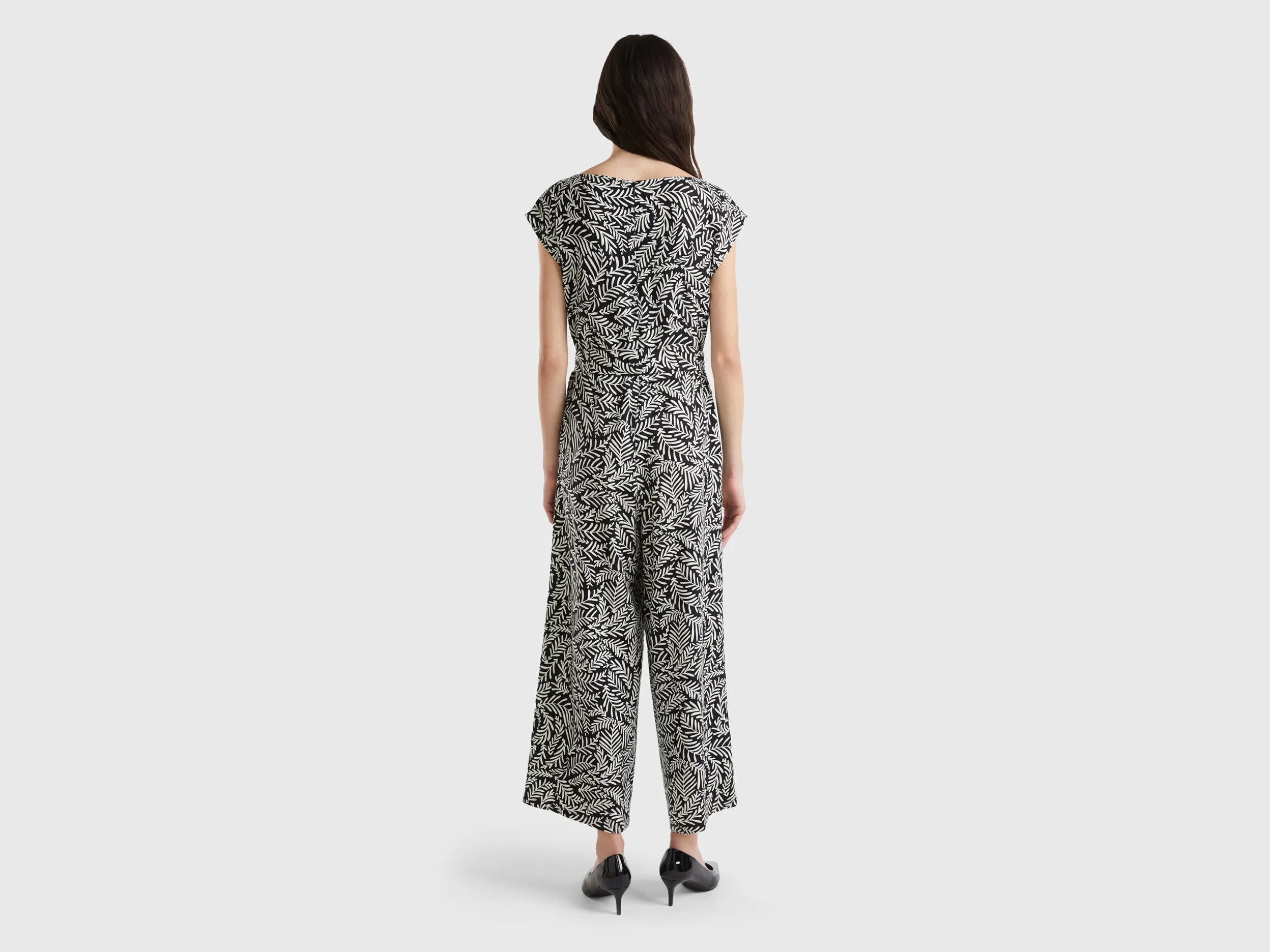 Patterned tracksuit in sustainable viscose - Black | Benetton