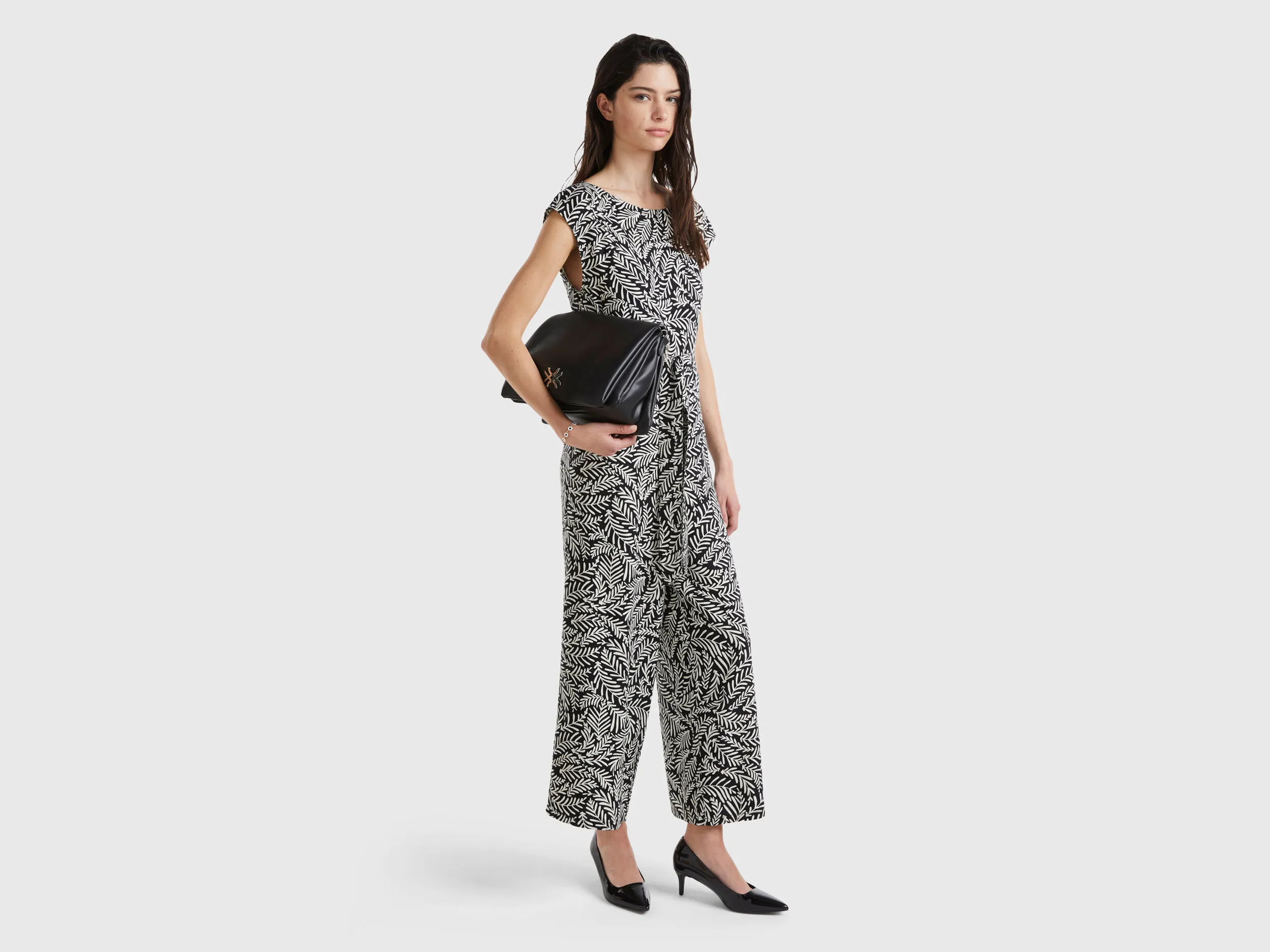 Patterned tracksuit in sustainable viscose - Black | Benetton